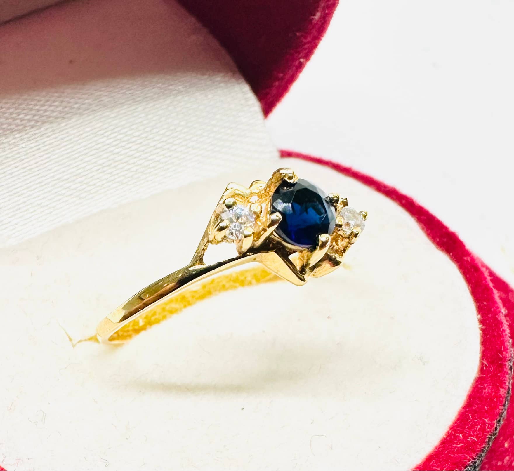 ANILLO ORO 18K CON 3 PIEDRAS