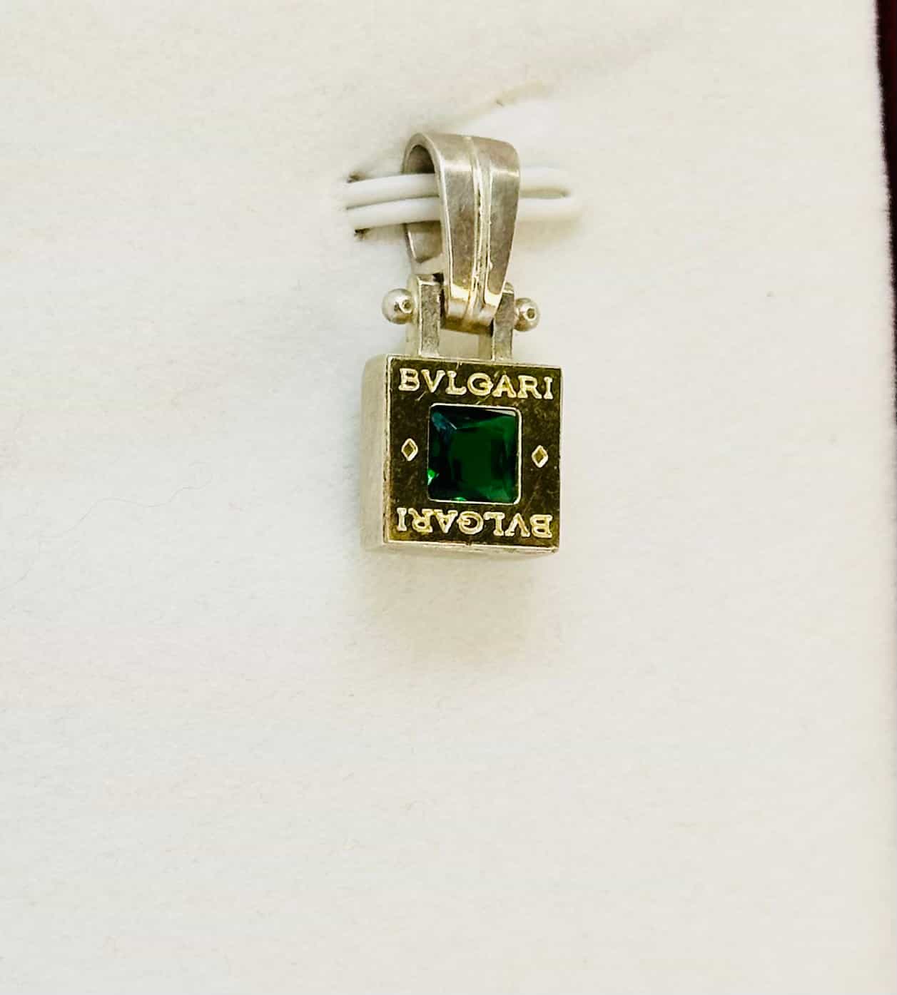 DIJE ( 0.9 X 0.9) CUADRADO BULGARI PLATA Y ORO LAMINADO