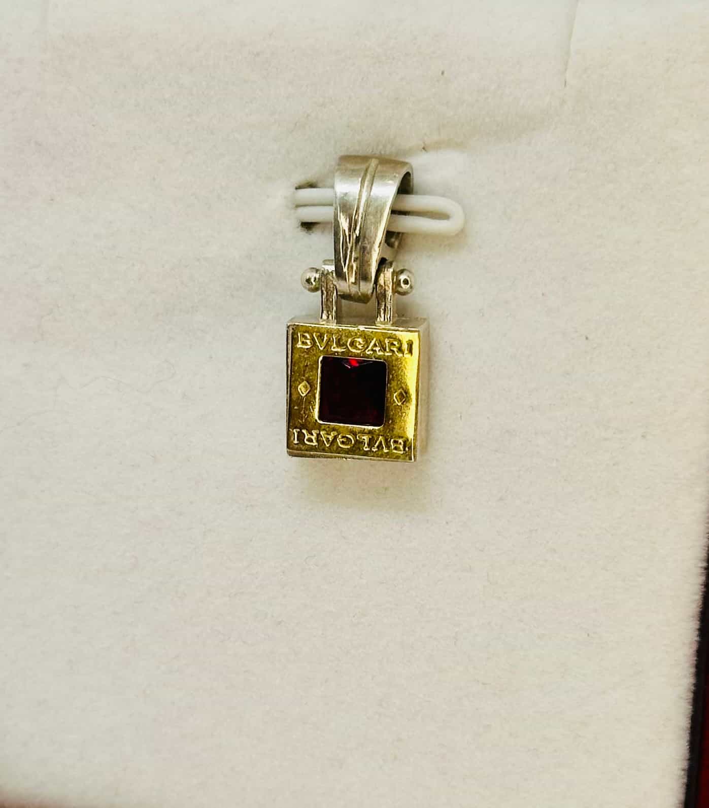 DIJE ( 0.9 X 0.9) CUADRADO BULGARI PLATA Y ORO LAMINADO
